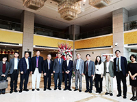 President Xu Ningsheng (middle) of FDU receives the delegation of CUHK